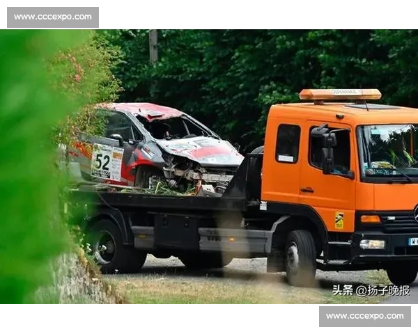 致命失控!赛车时速 200 公里飞出场外,观众尖叫逃命瞬间曝光