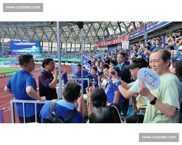 韩乔生激情解说苏超扬泰德比,两万球迷见证经典再现 韩乔生激情解说苏超扬泰德比,两万球迷见证经典再现