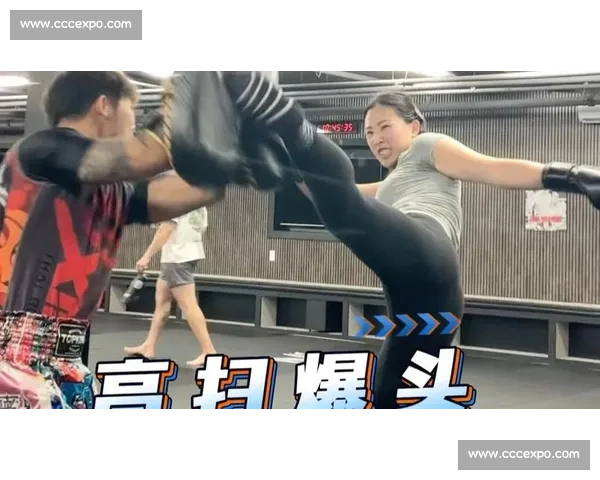 萨曼柴双连踢爆头终结！这腿法堪称泰拳暴力美学范本